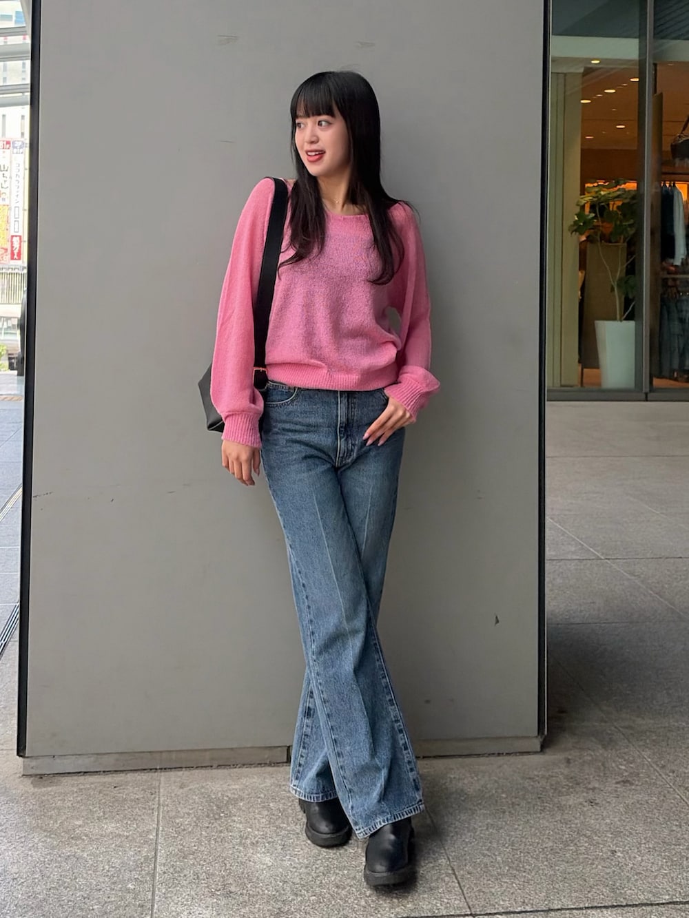 ピンク系のニット/セーター、ブルー系のその他パンツを着用したレディースの夏コーディネートの2枚目の写真
