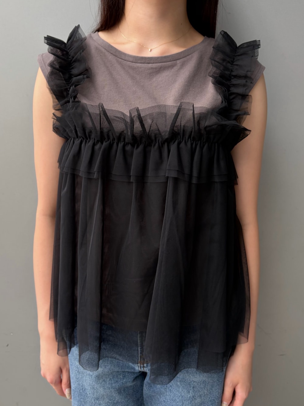 グレー系のTシャツ/カットソー、ブラック系のデニムパンツ、ブラック系のローファーを着用したレディースの夏コーディネートの5枚目の写真