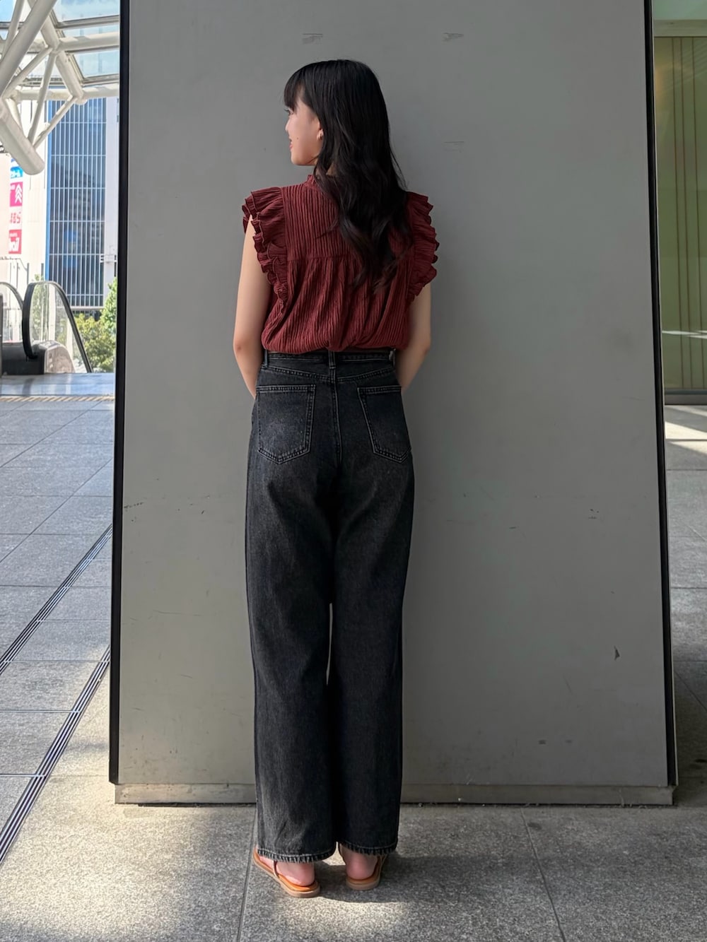 ブラウン系のTシャツ/カットソー、ブラック系のデニムパンツ、イエロー系のサンダルを着用したレディースの夏コーディネートの4枚目の写真