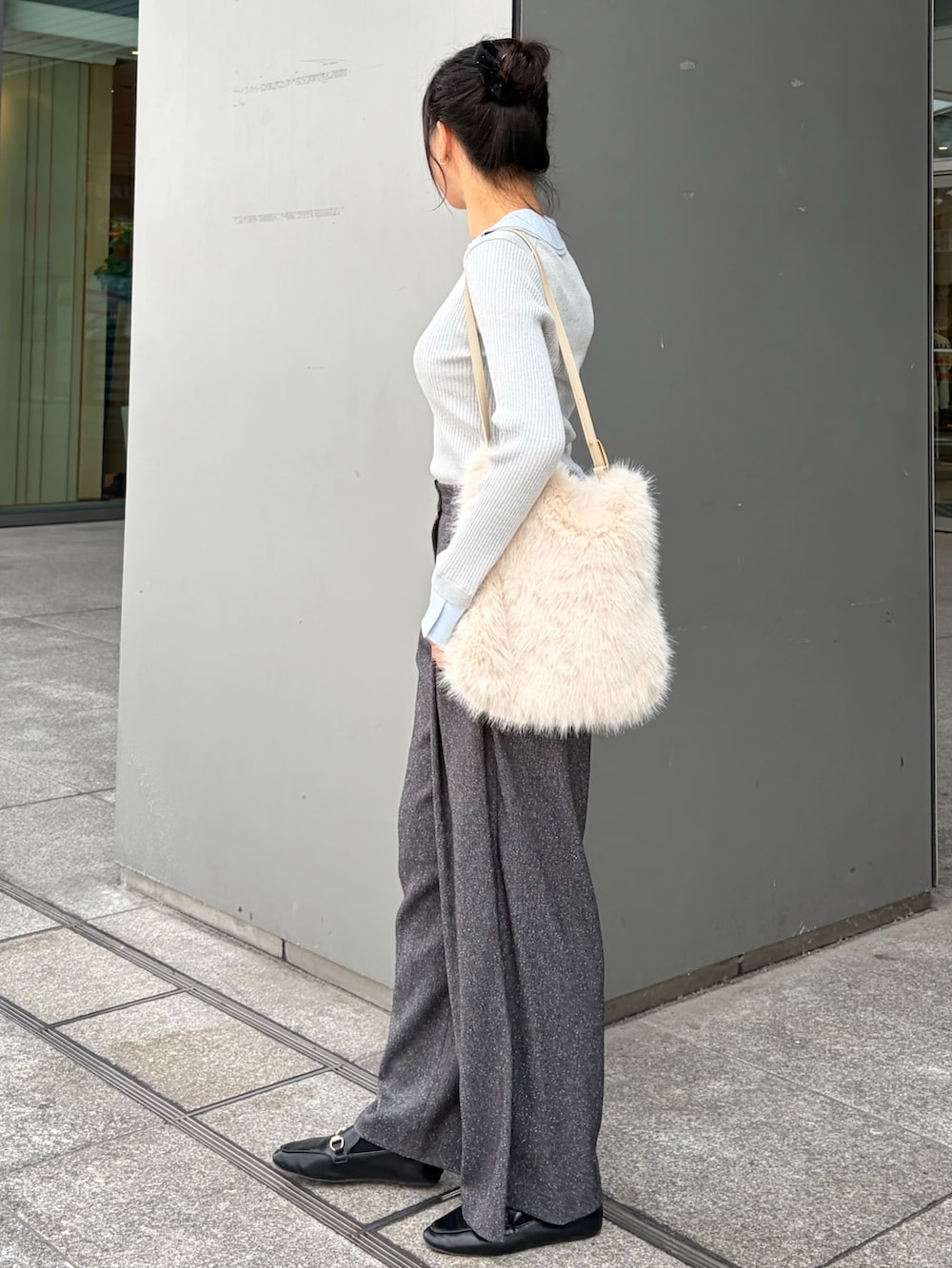 グレー系のニット/セーター、グレー系のその他パンツ、ホワイト系のショルダーバッグを着用したレディースの秋コーディネートの4枚目の写真