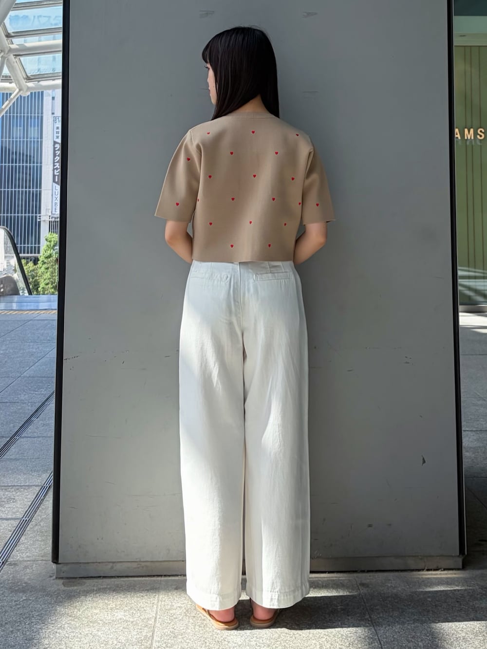 ベージュ系のカーディガン/ボレロ、ホワイト系のその他パンツ、イエロー系のサンダルを着用したレディースの夏コーディネートの4枚目の写真