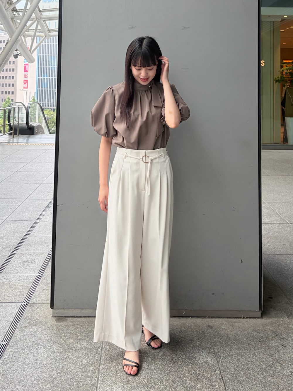 ブラウン系のシャツ/ブラウス、ホワイト系のその他パンツを着用したレディースの夏コーディネートの3枚目の写真