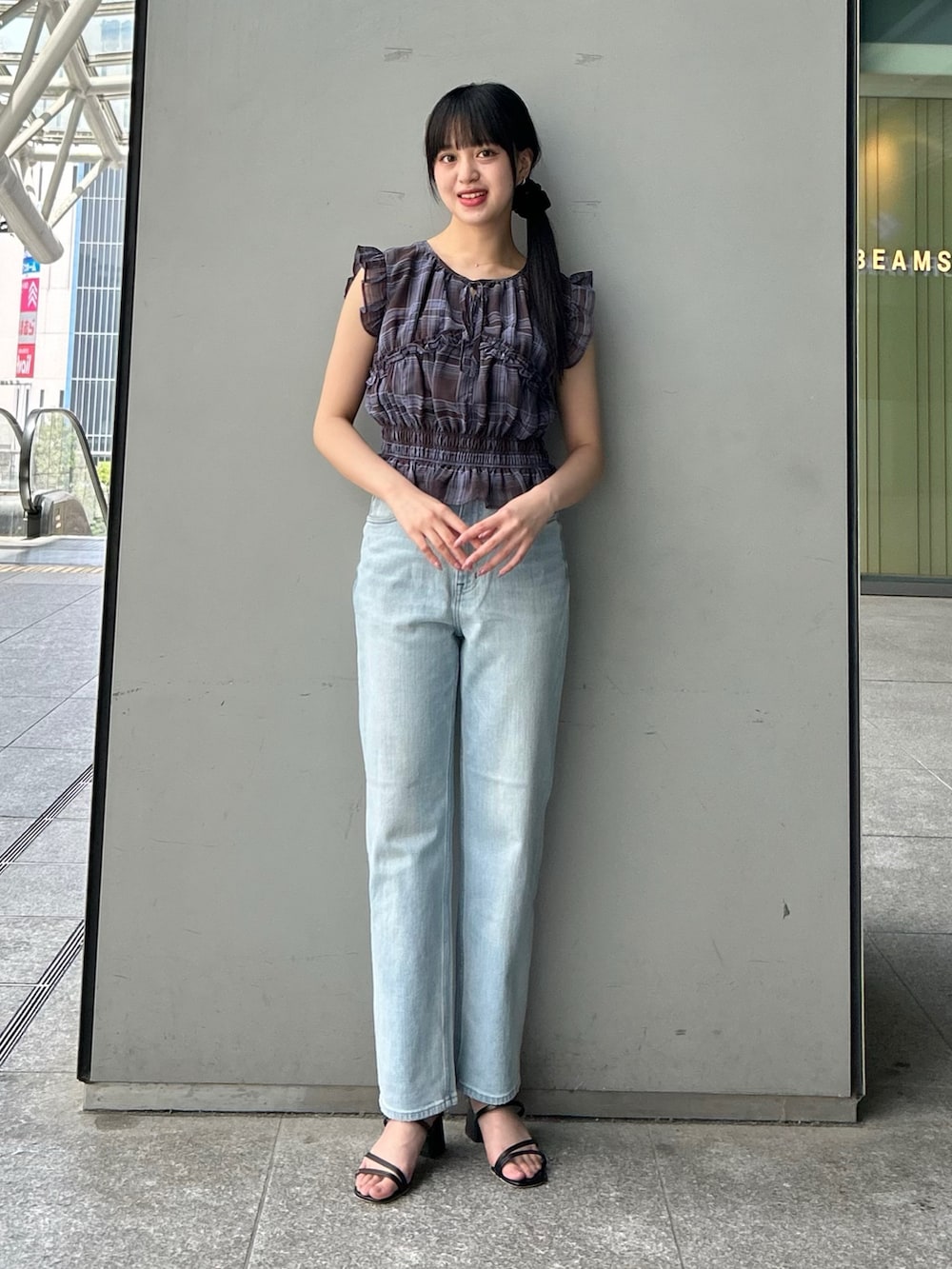 ブラウン系のシャツ/ブラウス、ブルー系のデニムパンツを着用したレディースの夏コーディネートの2枚目の写真