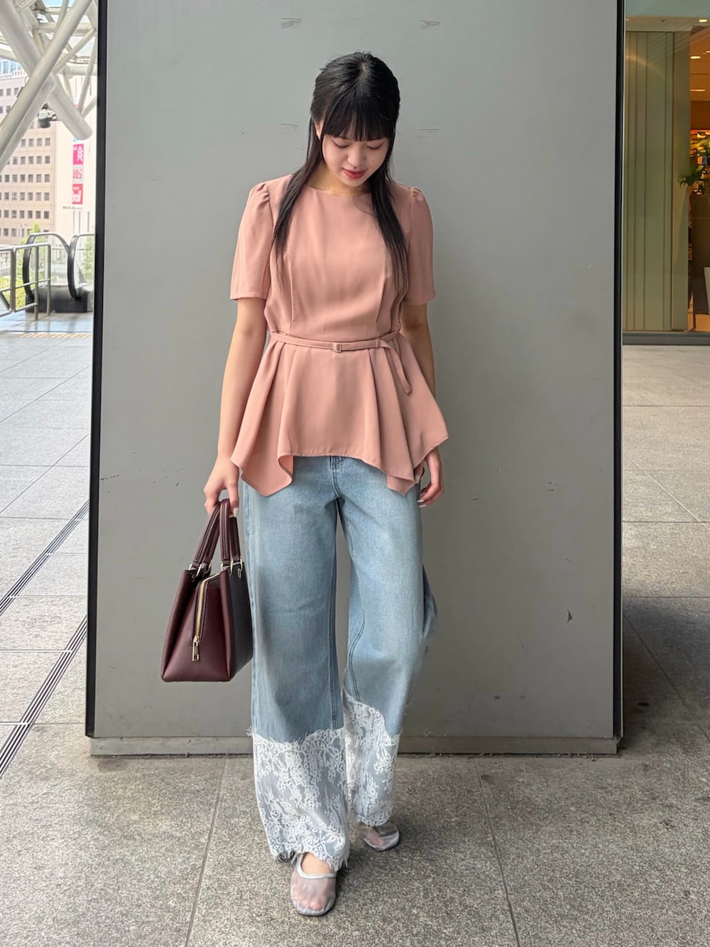 ピンク系のシャツ/ブラウス、ブルー系のデニムパンツ、レッド系のトートバッグを着用したレディースの夏コーディネートの2枚目の写真