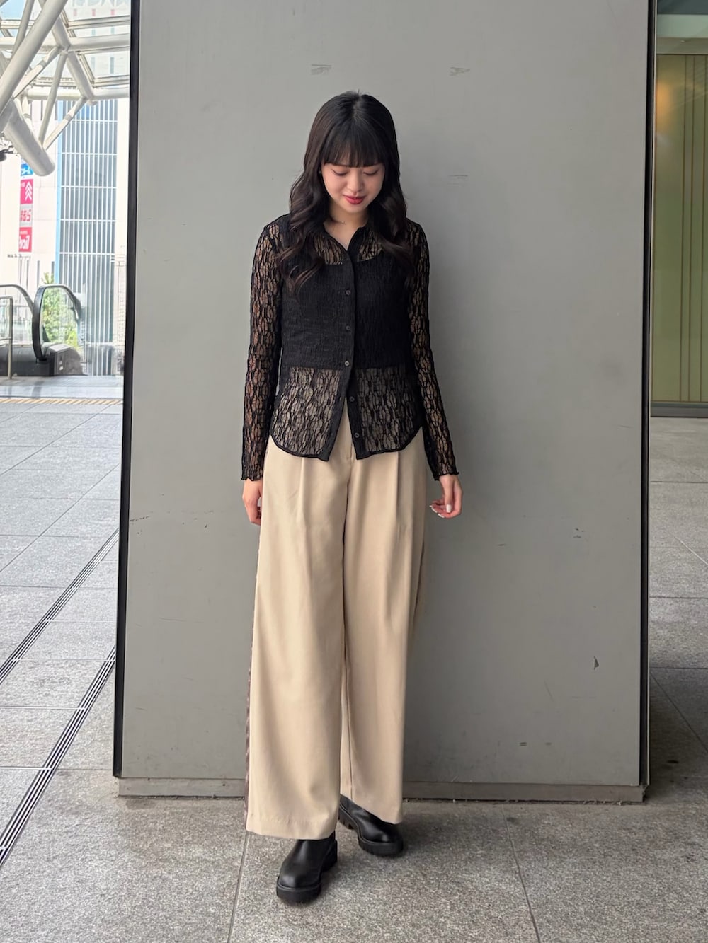 ブラック系のシャツ/ブラウス、ベージュ系のその他パンツ、ブラック系のブーツを着用したレディースの夏コーディネートの2枚目の写真