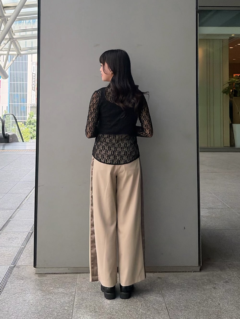ブラック系のシャツ/ブラウス、ベージュ系のその他パンツ、ブラック系のブーツを着用したレディースの夏コーディネートの4枚目の写真