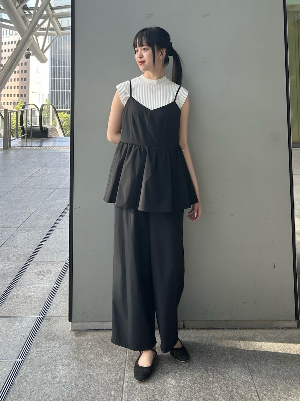 ホワイト系のニット/セーター、ブラック系のつなぎ/オールインワンを着用したレディースの夏コーディネートの2枚目の写真