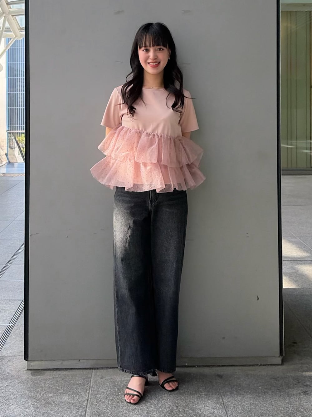 ピンク系のTシャツ/カットソー、ブラック系のデニムパンツを着用したレディースの夏コーディネートの2枚目の写真