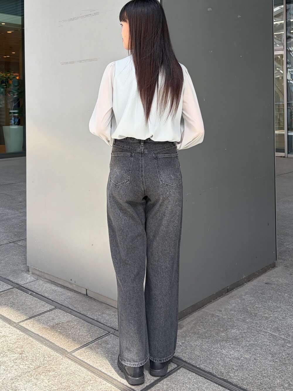 ブラック系のデニムパンツ、グリーン系のシャツ/ブラウスを着用したレディースの秋コーディネートの6枚目の写真