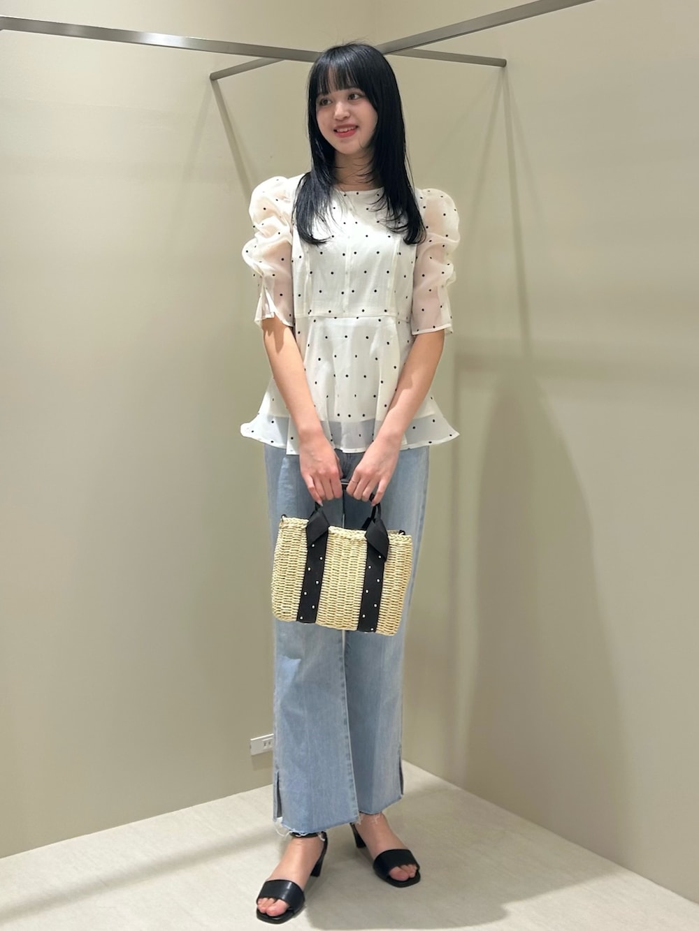 ホワイト系のシャツ/ブラウス、ブルー系のデニムパンツ、ブラウン系のかごバッグを着用したレディースの夏コーディネートの3枚目の写真