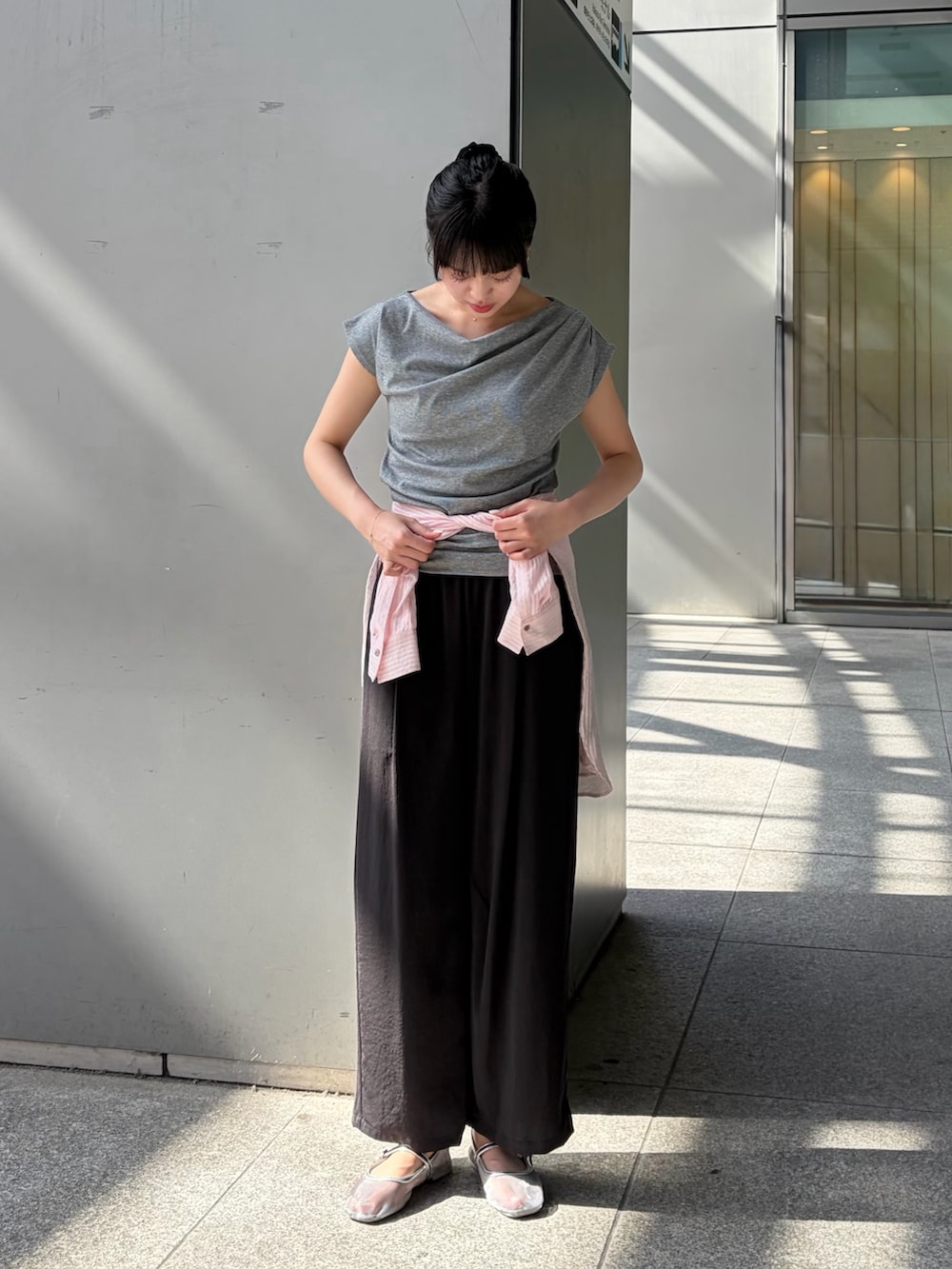 グレー系のTシャツ/カットソー、ピンク系のシャツ/ブラウス、ブラック系のその他パンツを着用したレディースの夏コーディネートの2枚目の写真