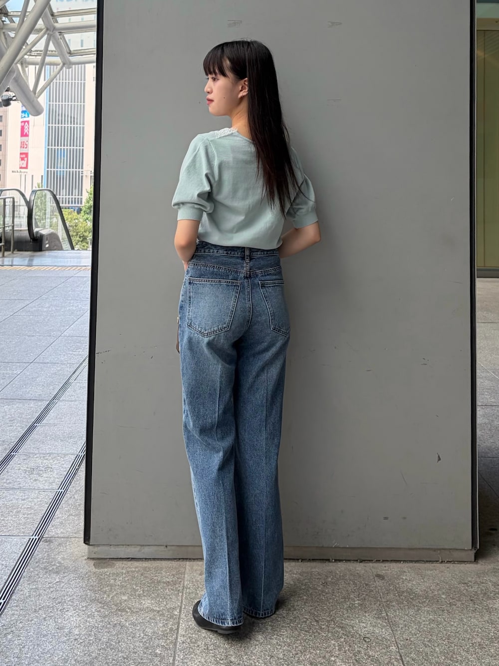 ブルー系のニット/セーター、ブルー系のその他パンツ、ブラック系のローファーを着用したレディースの夏コーディネートの4枚目の写真