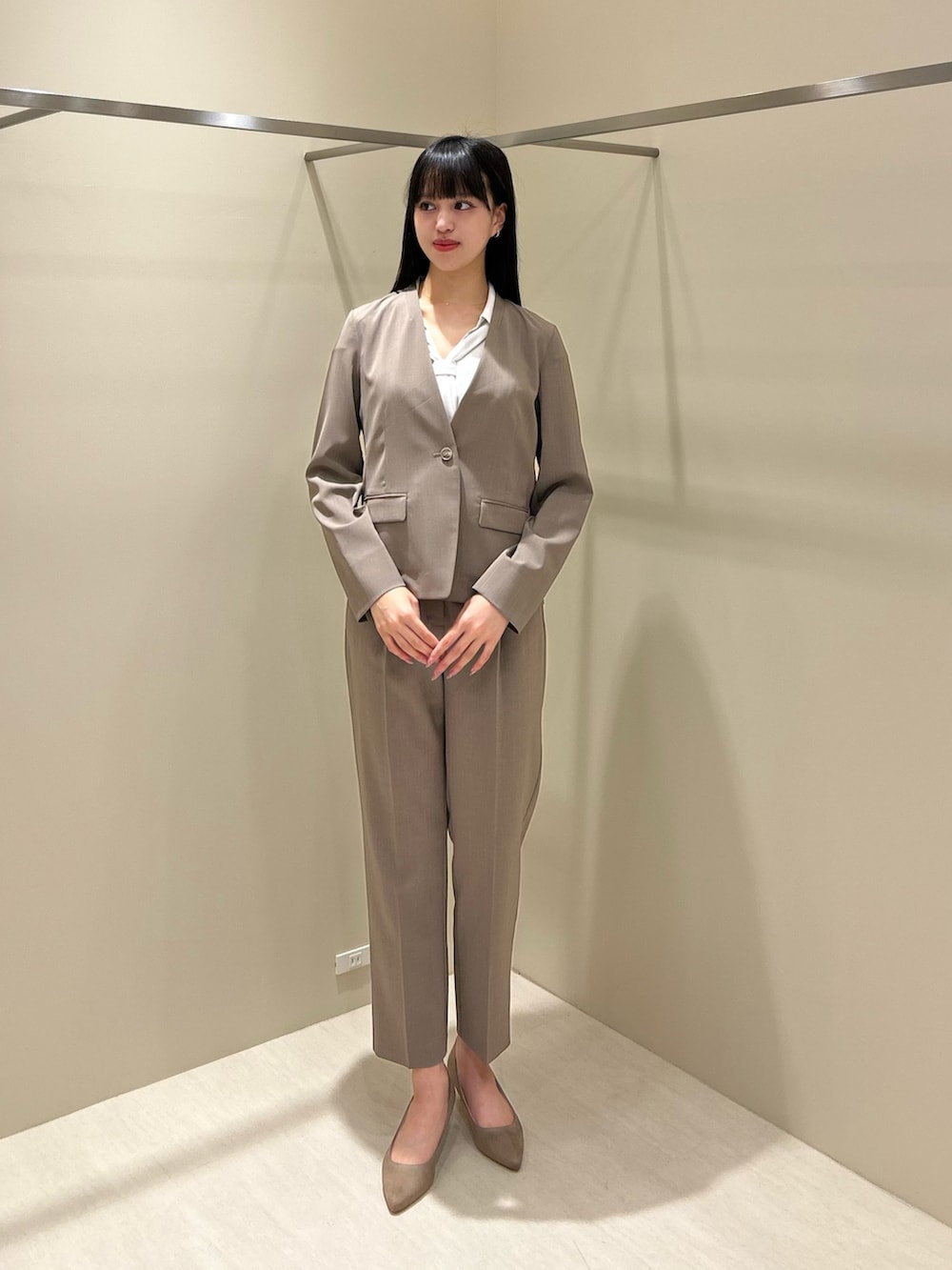 ホワイト系のシャツ/ブラウス、ベージュ系のその他パンツ、ブラック系のトートバッグを着用したレディースの夏コーディネートの3枚目の写真