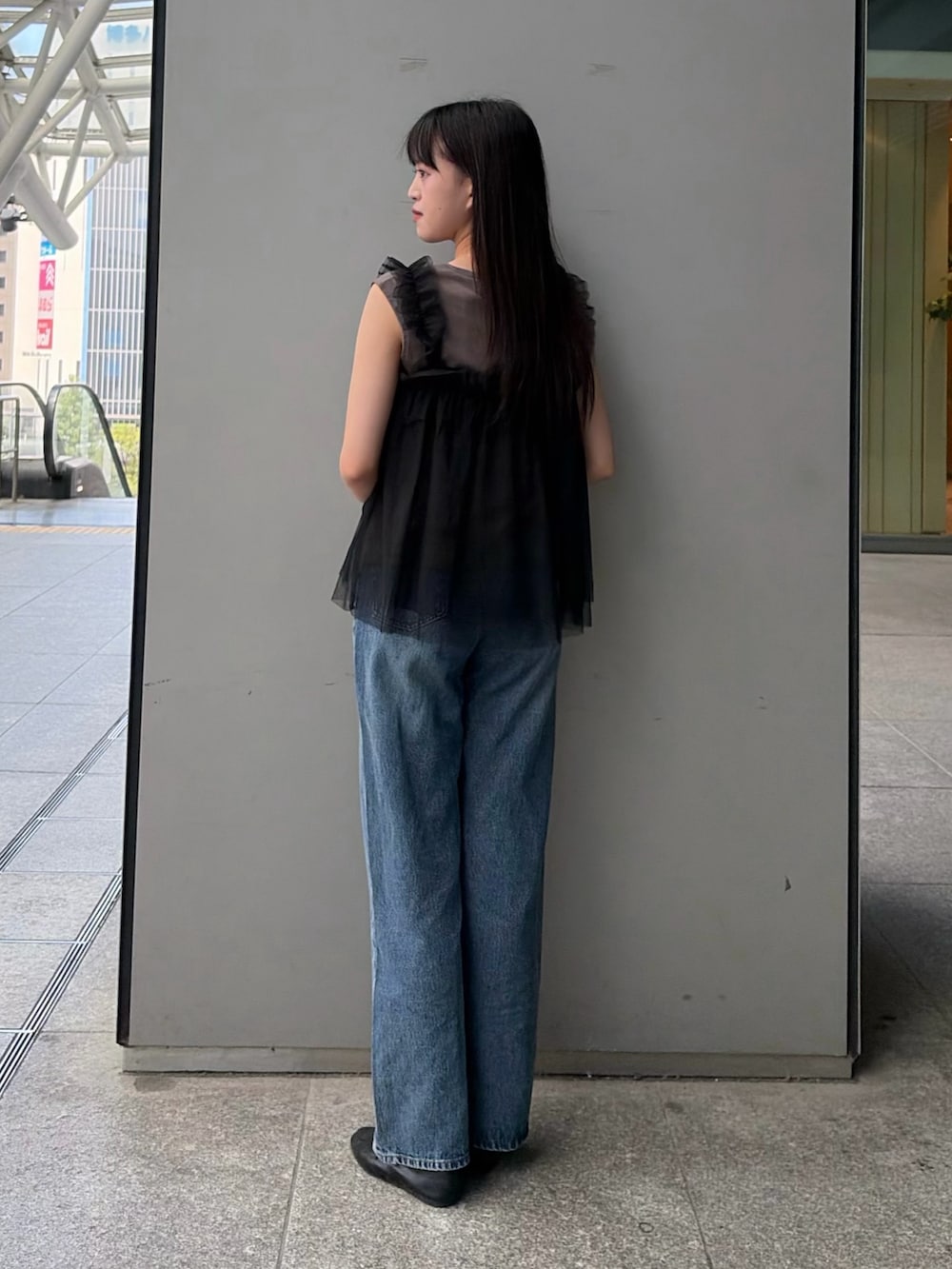 グレー系のTシャツ/カットソー、ブラック系のデニムパンツ、ブラック系のローファーを着用したレディースの夏コーディネートの4枚目の写真