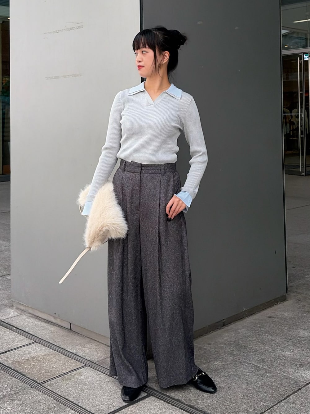グレー系のニット/セーター、グレー系のその他パンツ、ホワイト系のショルダーバッグを着用したレディースの秋コーディネートの3枚目の写真