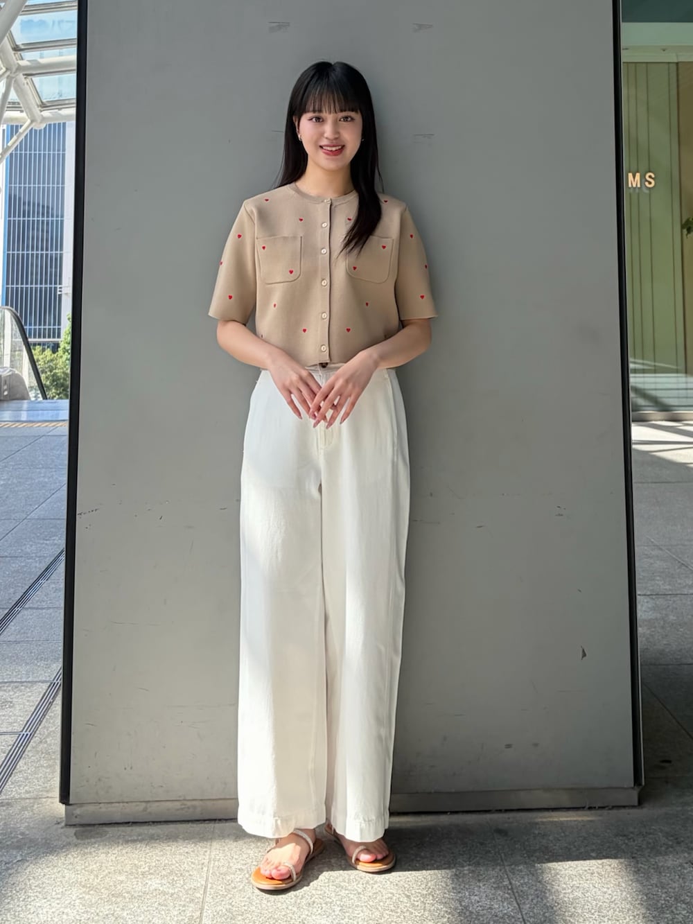 ベージュ系のカーディガン/ボレロ、ホワイト系のその他パンツ、イエロー系のサンダルを着用したレディースの夏コーディネートの2枚目の写真