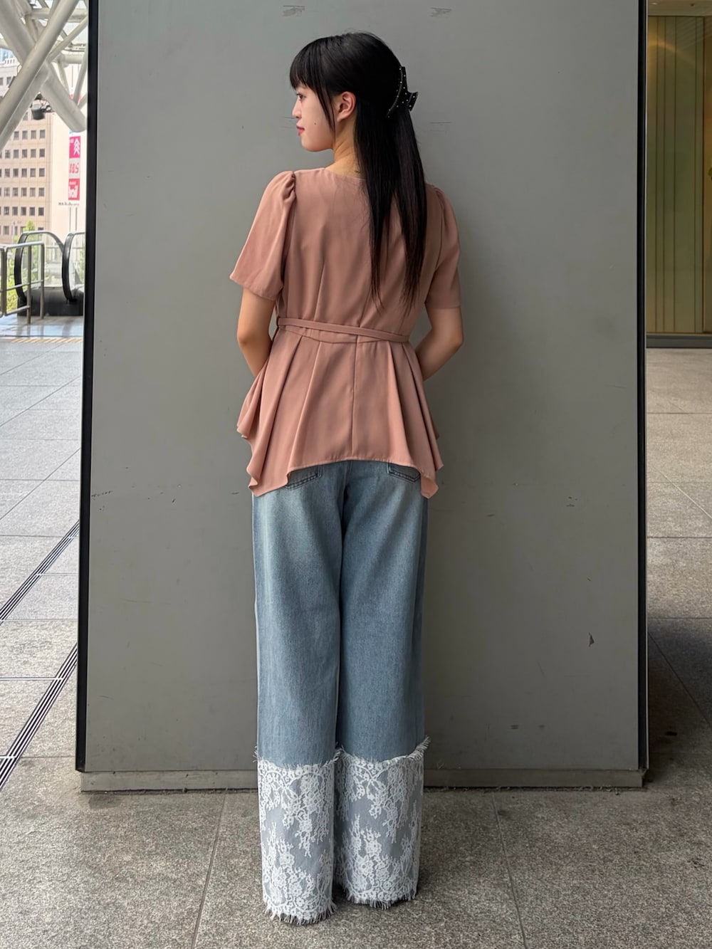 ピンク系のシャツ/ブラウス、ブルー系のデニムパンツ、レッド系のトートバッグを着用したレディースの夏コーディネートの4枚目の写真