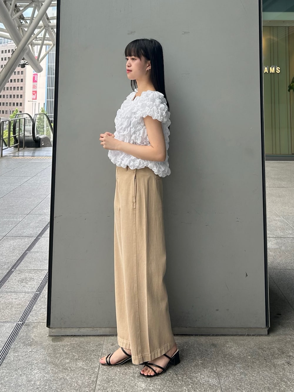 イエロー系のその他パンツ、ホワイト系のシャツ/ブラウスを着用したレディースの夏コーディネートの4枚目の写真