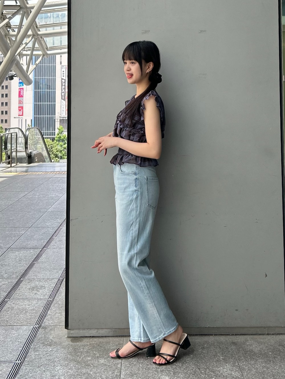 ブラウン系のシャツ/ブラウス、ブルー系のデニムパンツを着用したレディースの夏コーディネートの3枚目の写真