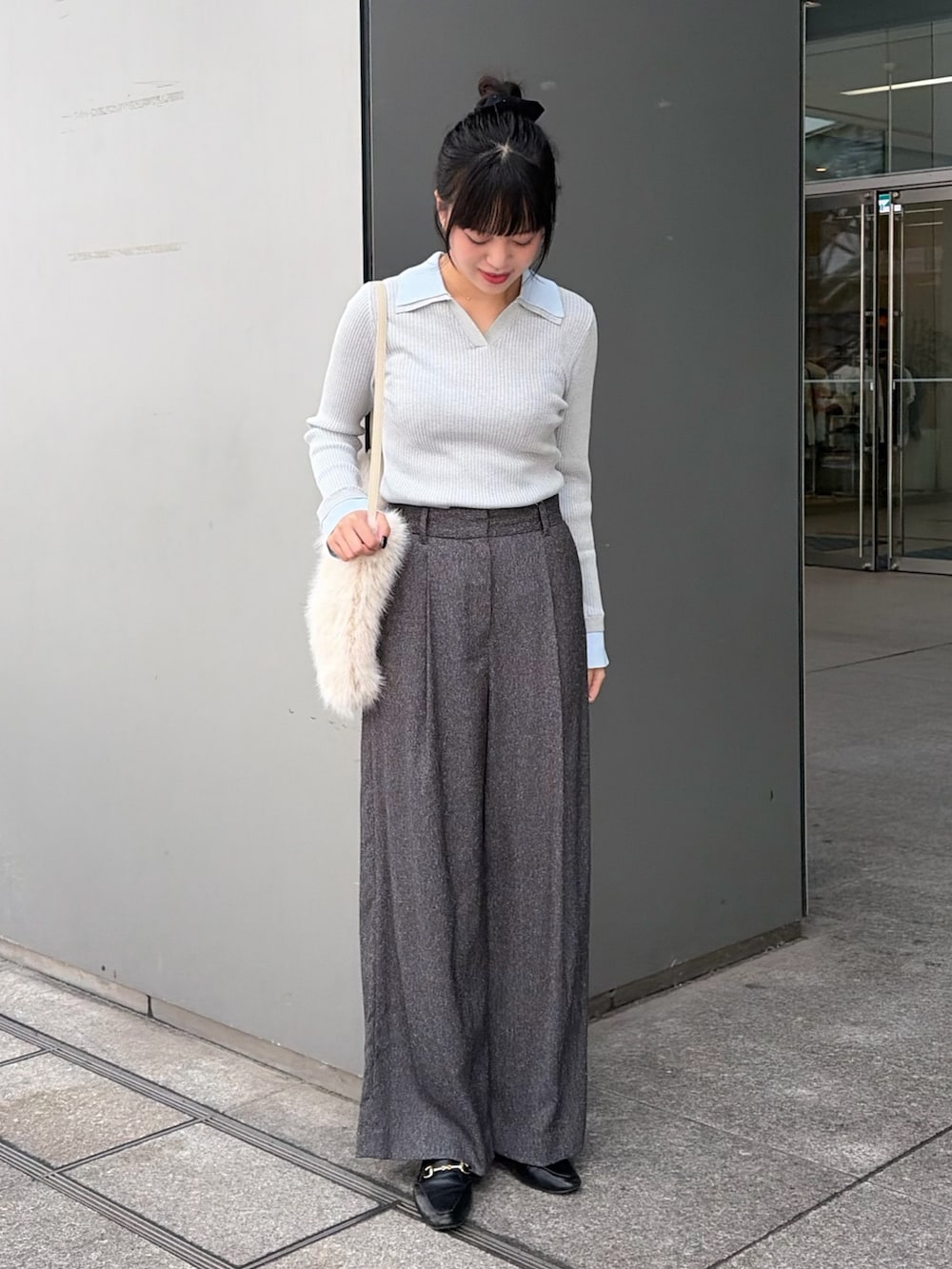 グレー系のニット/セーター、グレー系のその他パンツ、ホワイト系のショルダーバッグを着用したレディースの秋コーディネートの2枚目の写真