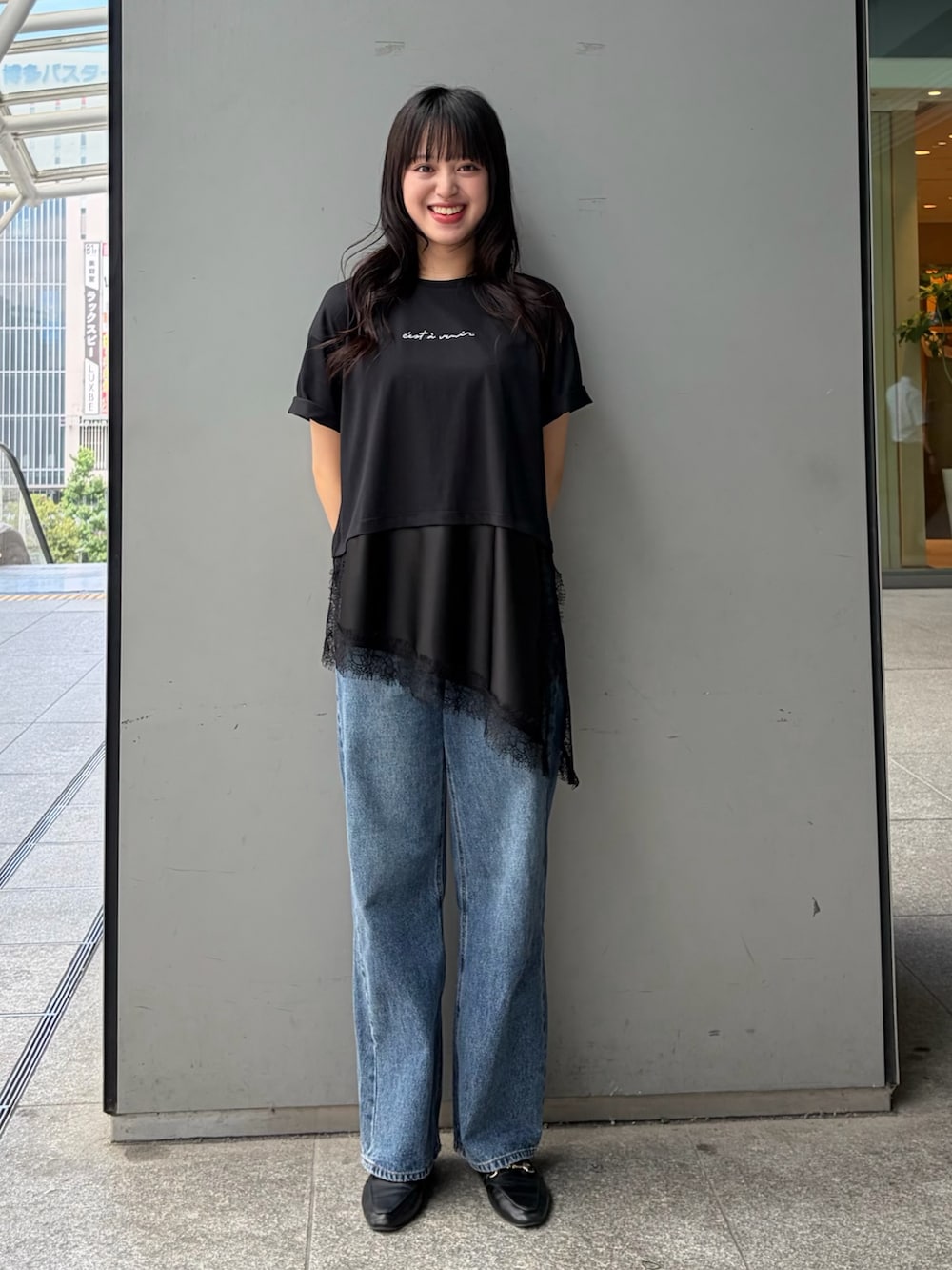 イエロー系のテーラードジャケット、ブラック系のTシャツ/カットソー、ブルー系のデニムパンツを着用したレディースの夏コーディネートの2枚目の写真