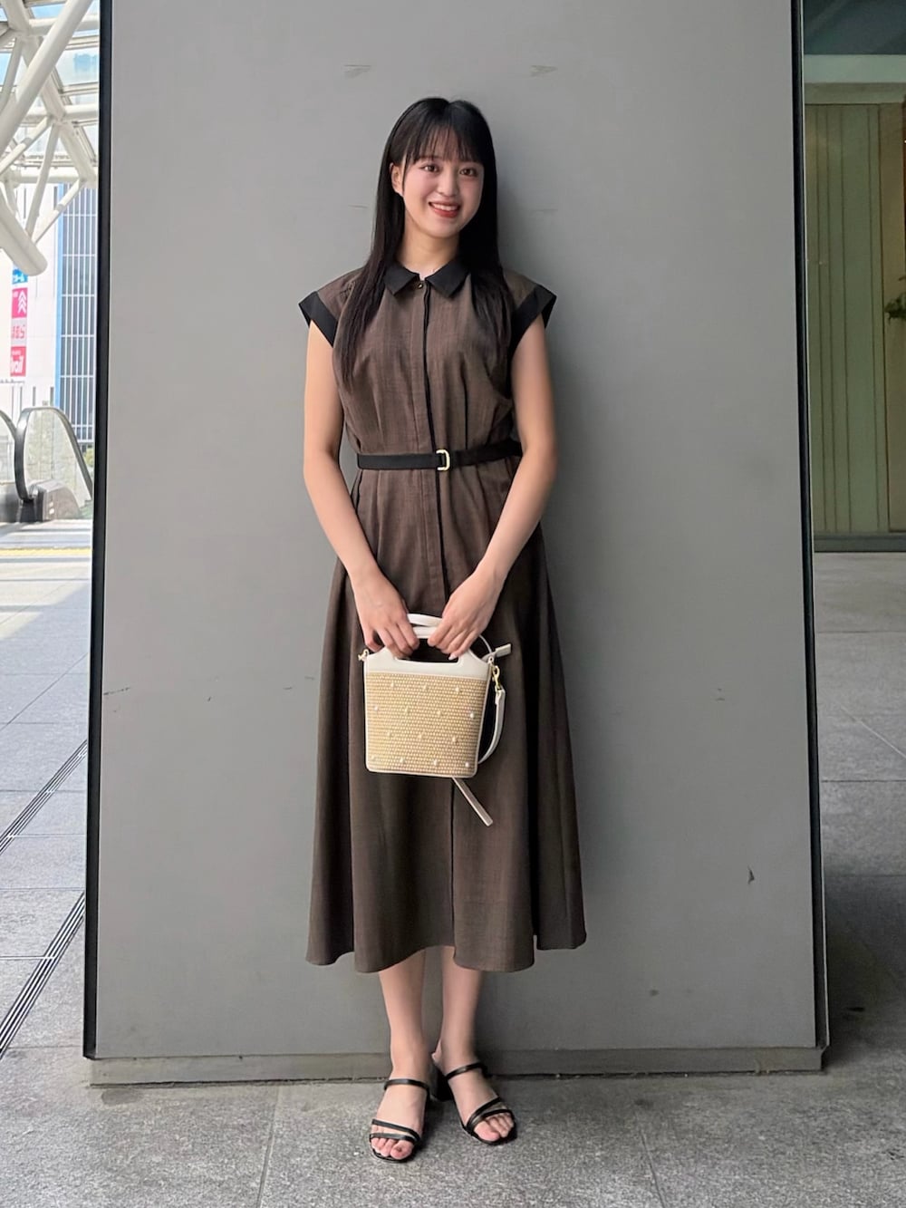 ブラウン系のワンピース、ホワイト系のショルダーバッグを着用したレディースの夏コーディネートの2枚目の写真