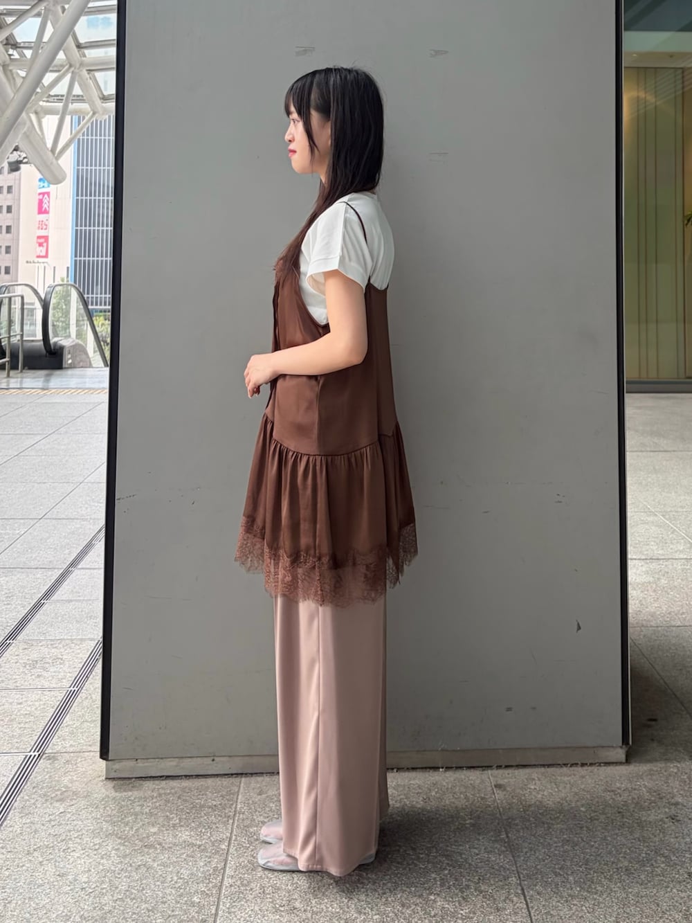 ブラウン系のキャミソール、ベージュ系のその他パンツ、ホワイト系のTシャツ/カットソーを着用したレディースの夏コーディネートの4枚目の写真