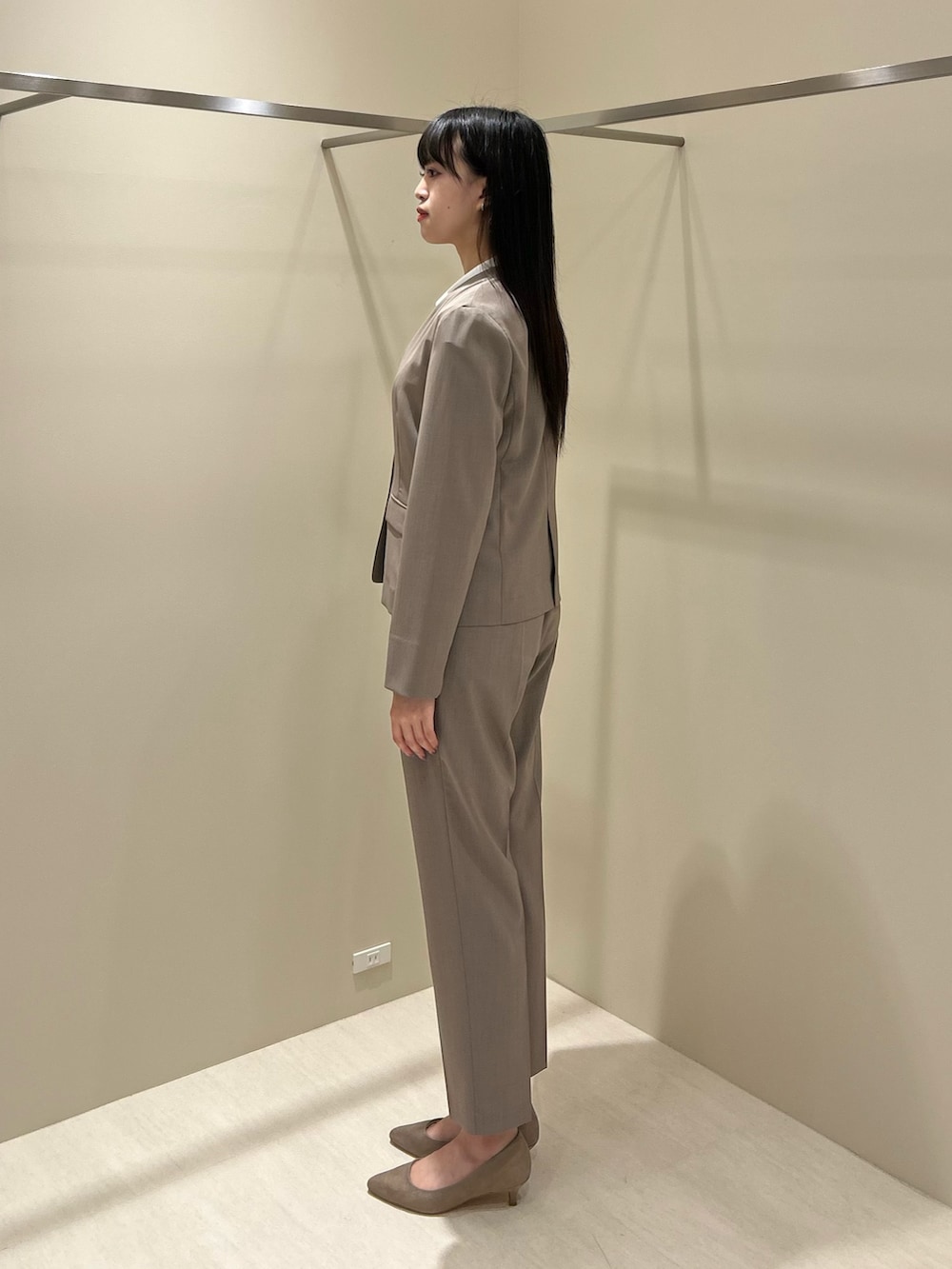 ベージュ系のノーカラージャケット、ベージュ系のその他パンツ、ホワイト系のシャツ/ブラウスを着用したレディースの夏コーディネートの4枚目の写真