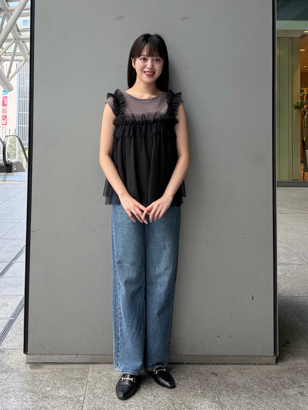 グレー系のTシャツ/カットソー、ブラック系のデニムパンツ、ブラック系のローファーを着用したレディースの夏コーディネートの2枚目の写真