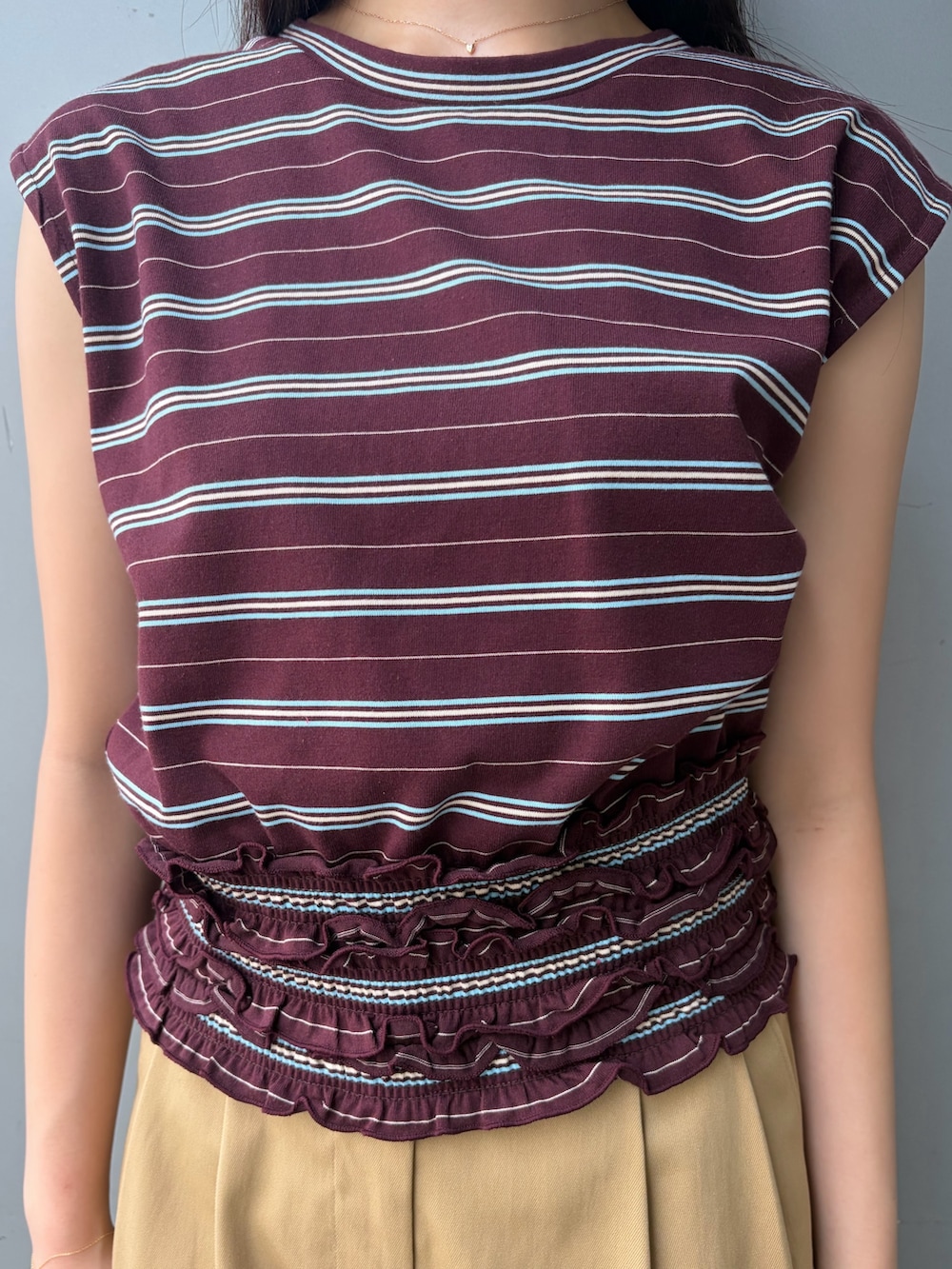 ブラウン系のTシャツ/カットソー、ベージュ系のその他パンツ、ホワイト系のボストンバッグを着用したレディースの夏コーディネートの5枚目の写真
