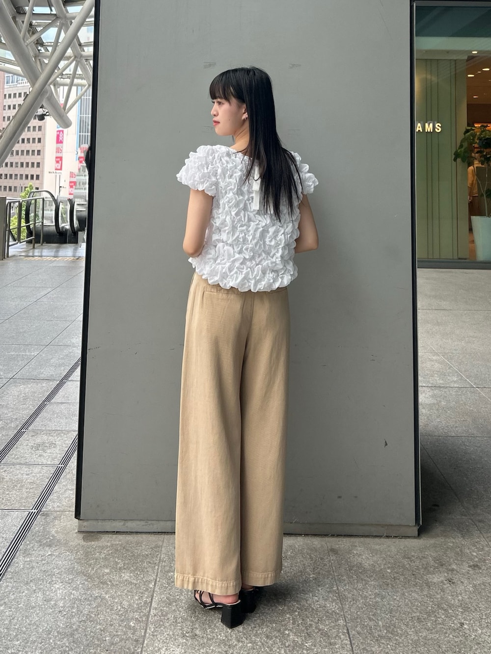 イエロー系のその他パンツ、ホワイト系のシャツ/ブラウスを着用したレディースの夏コーディネートの5枚目の写真