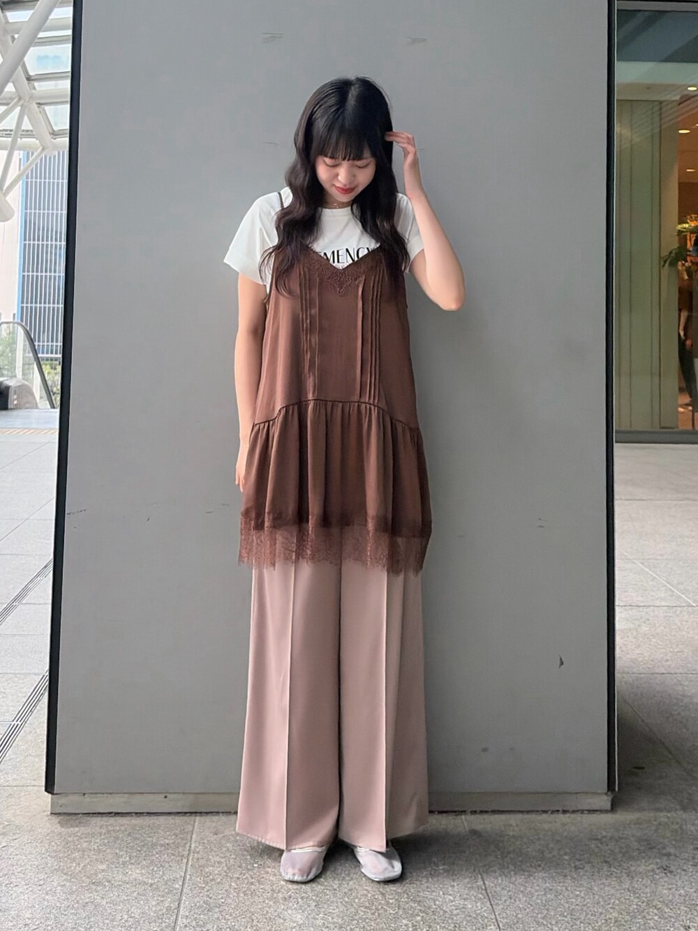 ブラウン系のキャミソール、ベージュ系のその他パンツ、ホワイト系のTシャツ/カットソーを着用したレディースの夏コーディネートの2枚目の写真