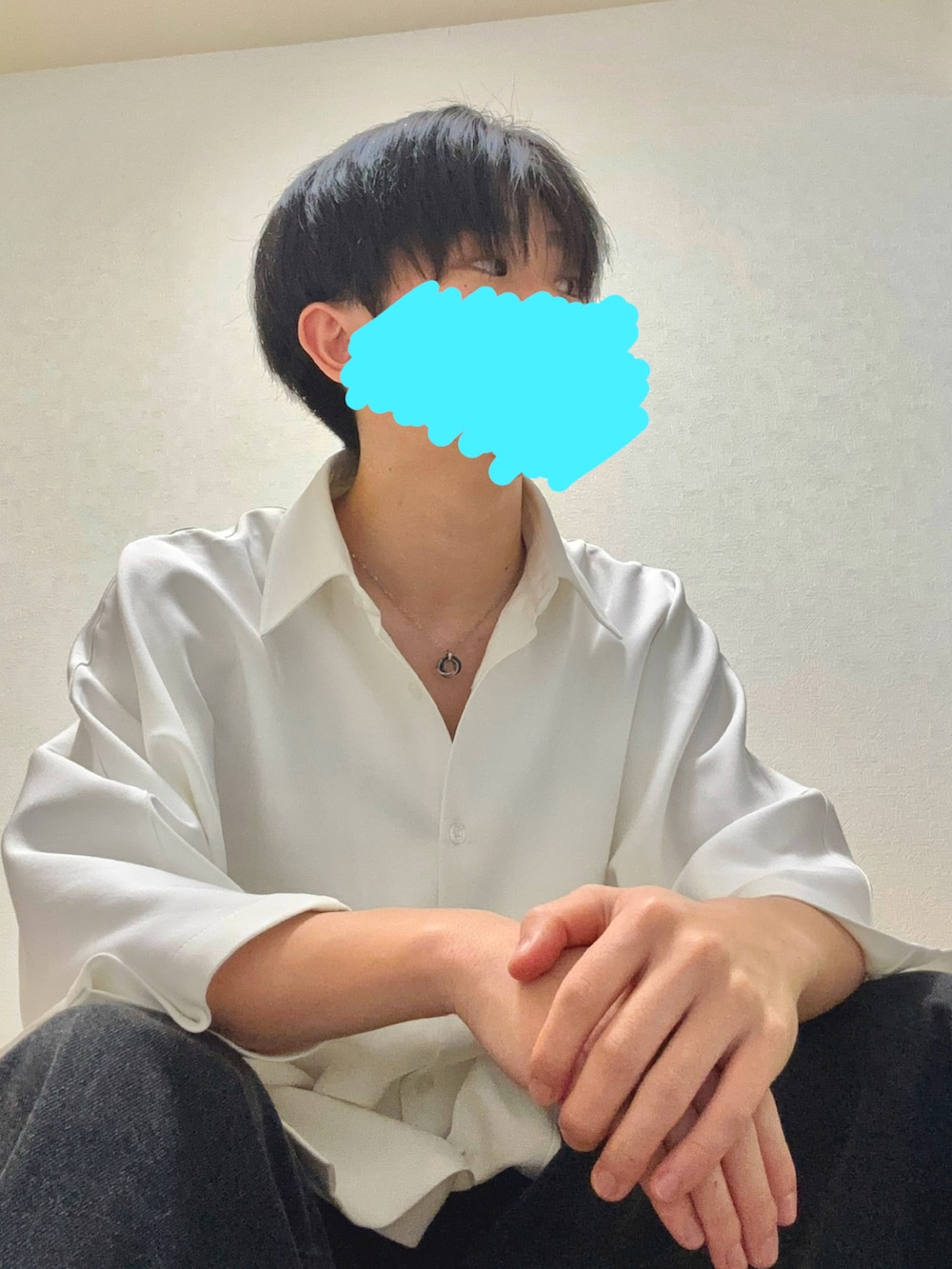 ホワイト系のシャツ/ブラウス、ブラック系のデニムパンツ、ブラック系のその他シューズを着用したメンズの春コーディネートの2枚目の写真