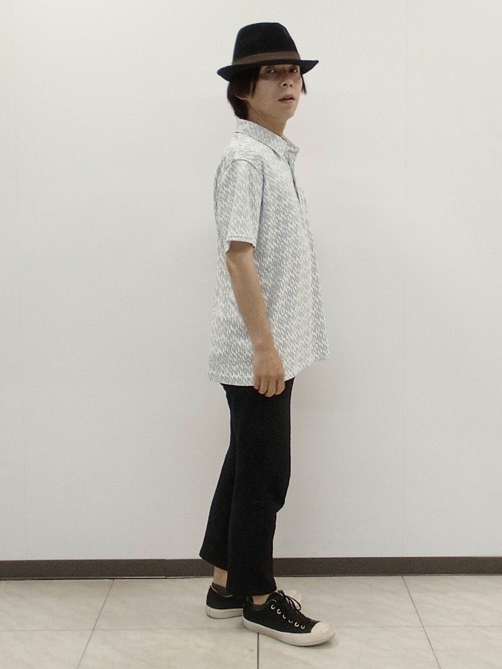 グレー系のポロシャツ、ブラック系のその他パンツを着用したメンズの夏コーディネートの5枚目の写真