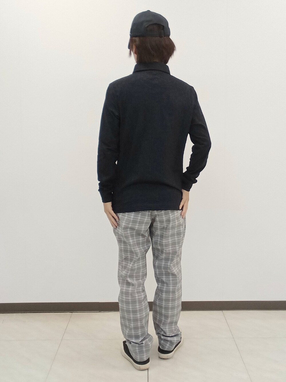 ブルー系のポロシャツ、ブラック系のその他パンツ、ブルー系のキャップを着用したメンズの夏コーディネートの3枚目の写真