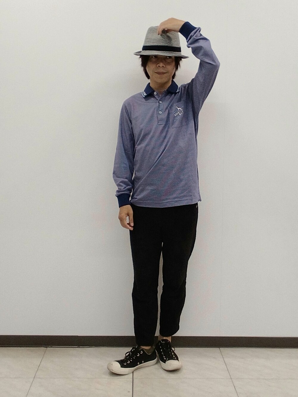 ブルー系のポロシャツ、ブラック系のその他パンツ、ブルー系のハットを着用したメンズの夏コーディネートの5枚目の写真