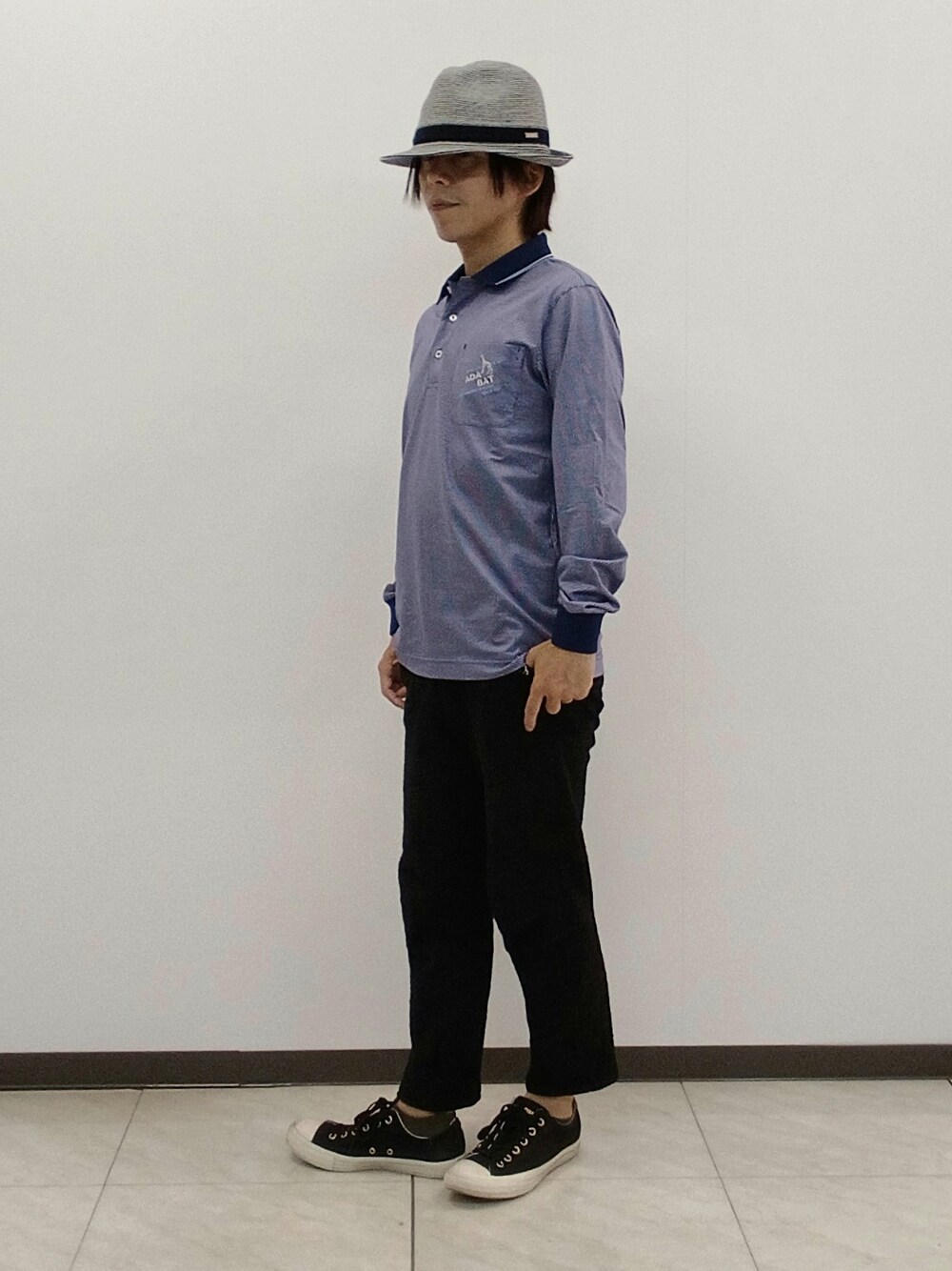 ブルー系のポロシャツ、ブラック系のその他パンツ、ブルー系のハットを着用したメンズの夏コーディネートの4枚目の写真