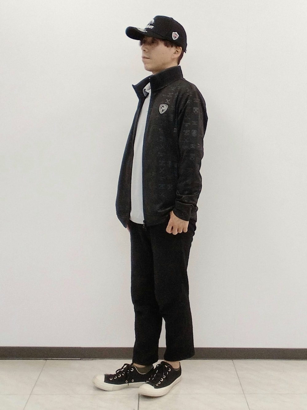 ブラック系のブルゾン、ブルー系のポロシャツ、ブラック系のその他パンツを着用したメンズの秋コーディネートの3枚目の写真