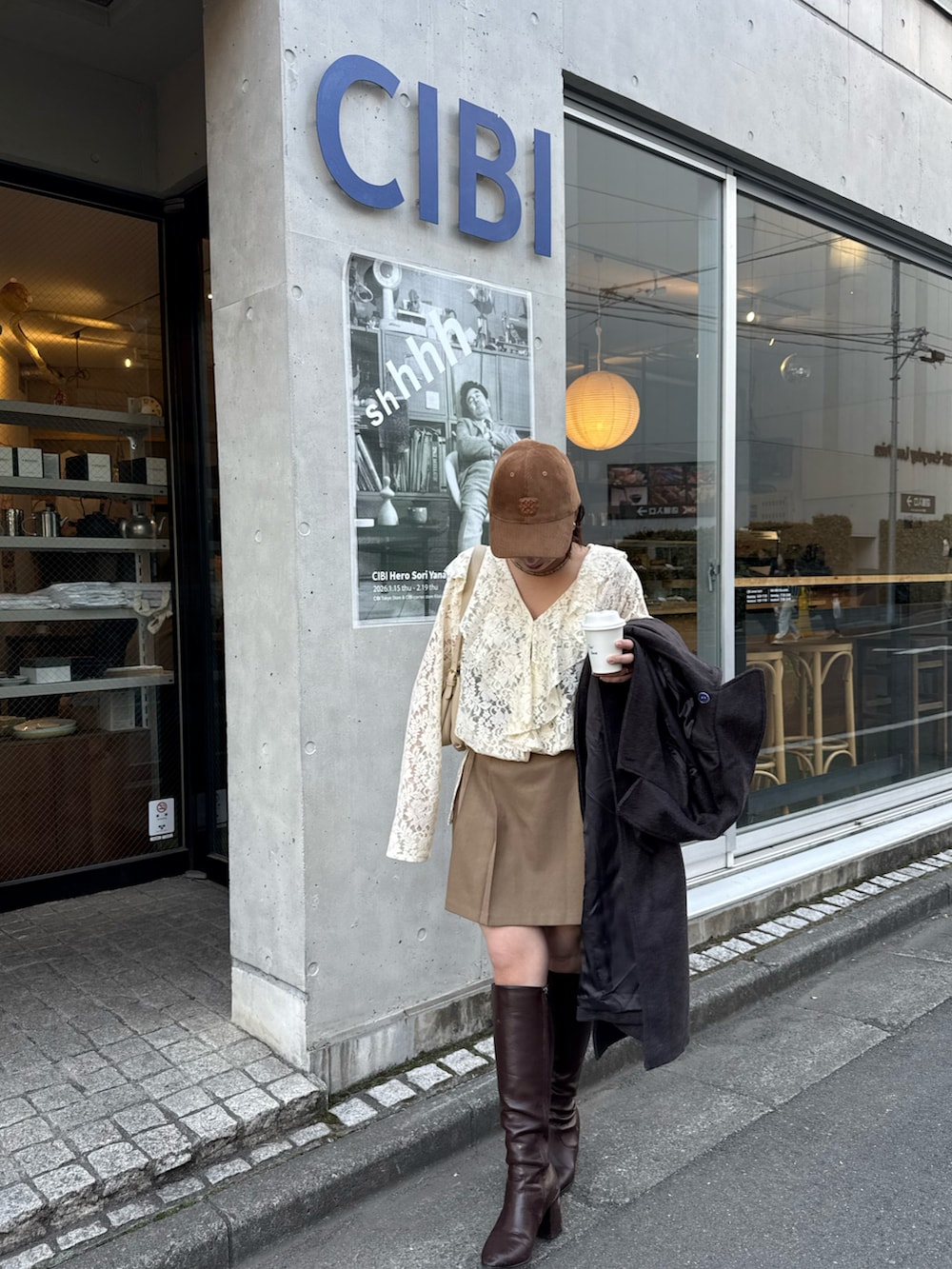 ベージュ系のシャツ/ブラウス、ベージュ系のスカート、ブラウン系の帽子を着用したレディースの冬コーディネートの3枚目の写真