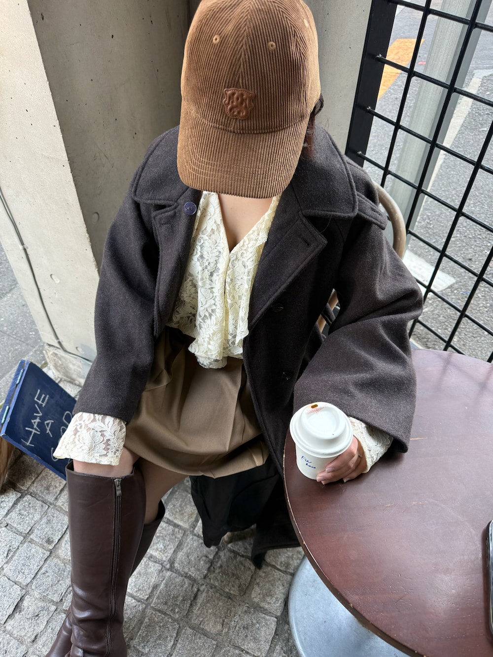 ベージュ系のシャツ/ブラウス、ベージュ系のスカート、ブラウン系の帽子を着用したレディースの冬コーディネートの4枚目の写真