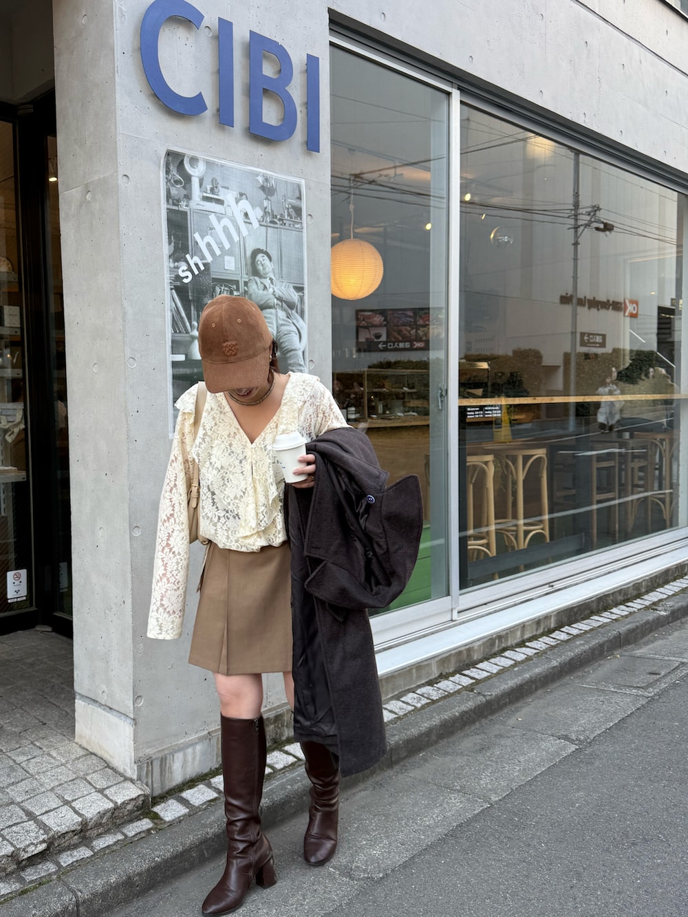 ベージュ系のシャツ/ブラウス、ベージュ系のスカート、ブラウン系の帽子を着用したレディースの冬コーディネートの2枚目の写真