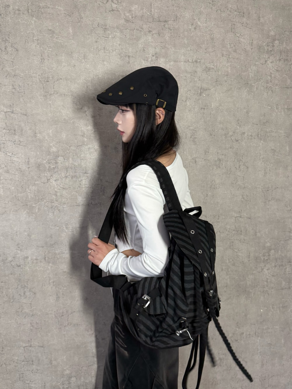 ホワイト系のTシャツ/カットソー、ブラック系のデニムパンツ、ブラック系のバックパック/リュックを着用したレディースの春コーディネートの3枚目の写真