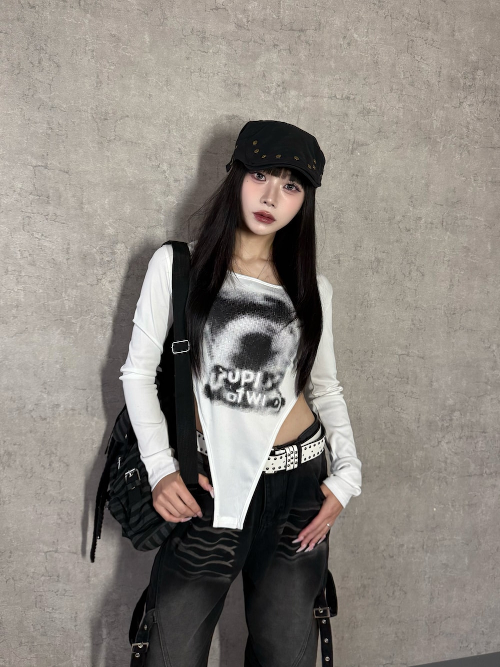 ホワイト系のTシャツ/カットソー、ブラック系のデニムパンツ、ブラック系のバックパック/リュックを着用したレディースの春コーディネートの2枚目の写真