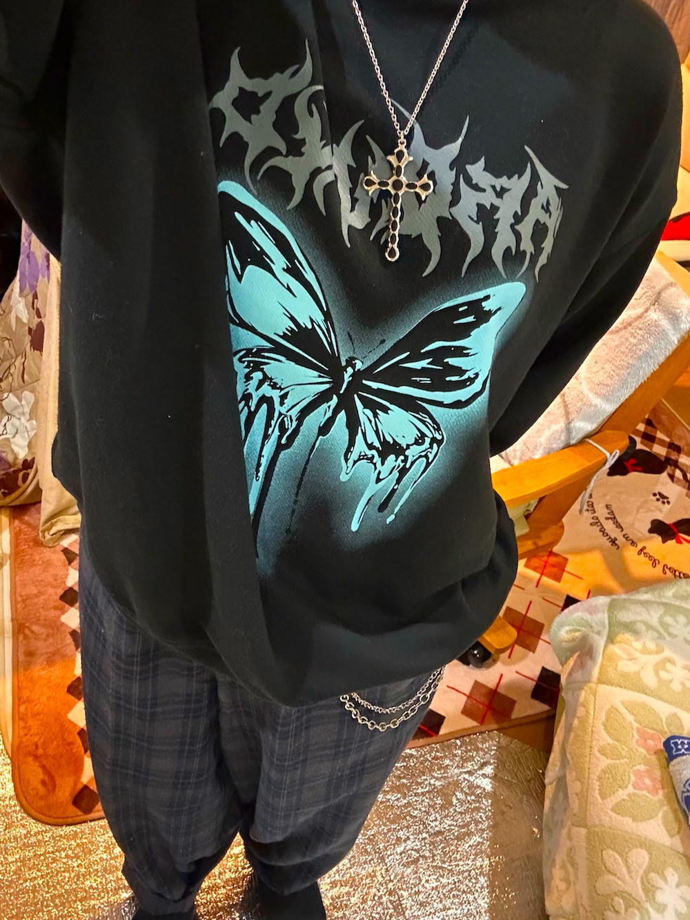 ブラック系のTシャツ/カットソーを着用したレディースの春コーディネートの2枚目の写真