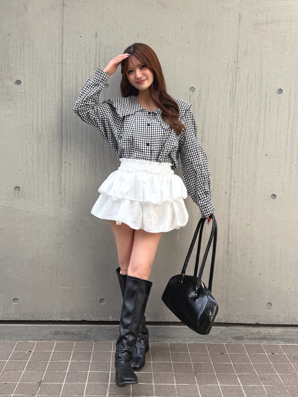 ブラック系のボストンバッグ、ブラック系のシャツ/ブラウスを着用したレディースの春コーディネートの2枚目の写真