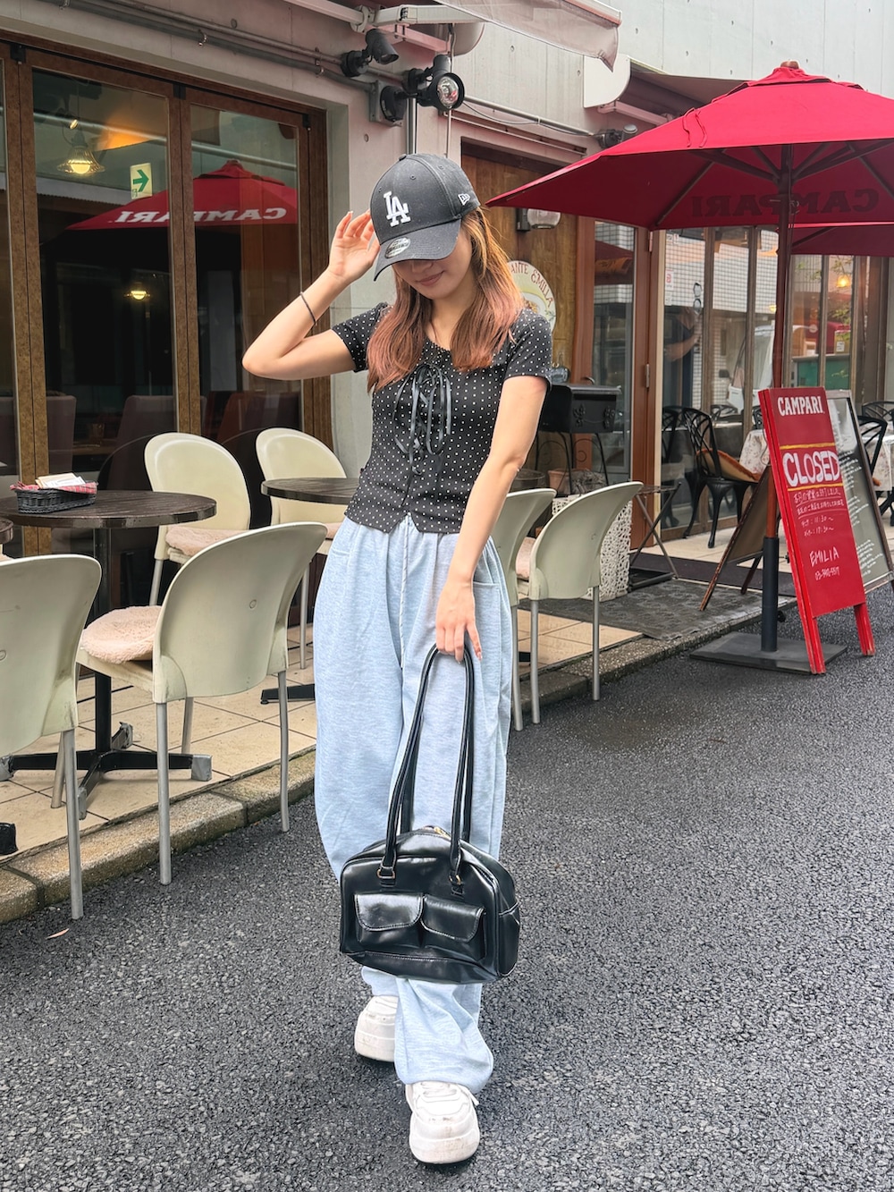 ブラック系のTシャツ/カットソー、グレー系のスウェットパンツ、ブラック系のボストンバッグを着用したレディースの夏コーディネートの2枚目の写真