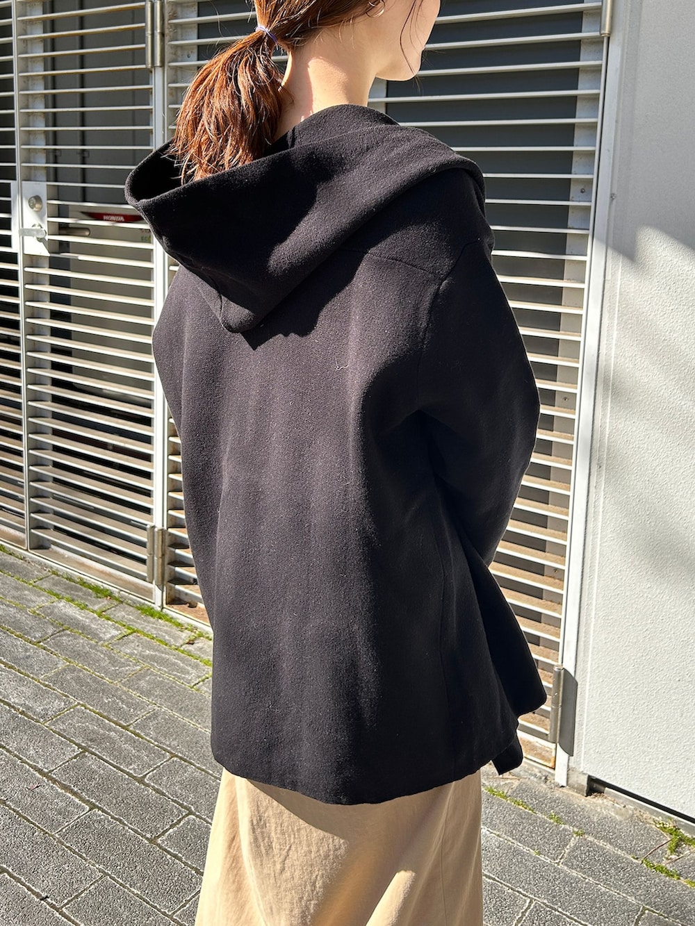 ブラック系のバレエシューズ、ブルー系のTシャツ/カットソー、ブラック系のカーディガン/ボレロを着用したレディースの冬コーディネートの5枚目の写真