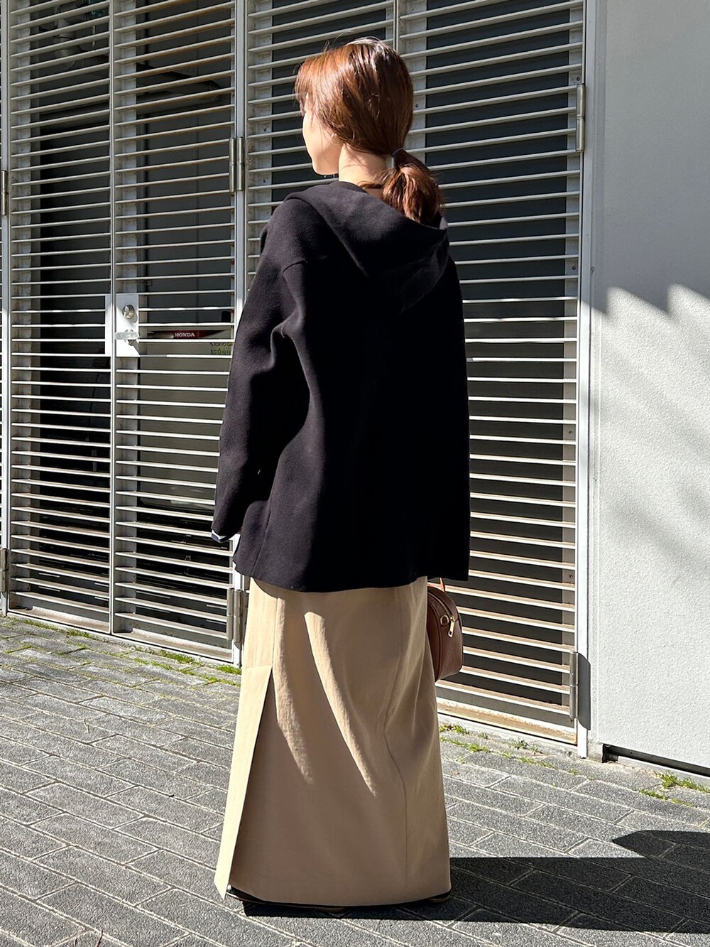 ブラック系のバレエシューズ、ブルー系のTシャツ/カットソー、ブラック系のカーディガン/ボレロを着用したレディースの冬コーディネートの3枚目の写真