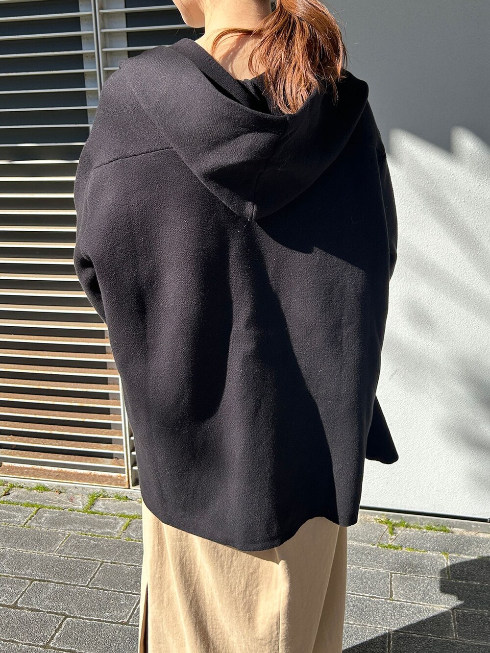 ブラック系のバレエシューズ、ブルー系のTシャツ/カットソー、ブラック系のカーディガン/ボレロを着用したレディースの冬コーディネートの6枚目の写真