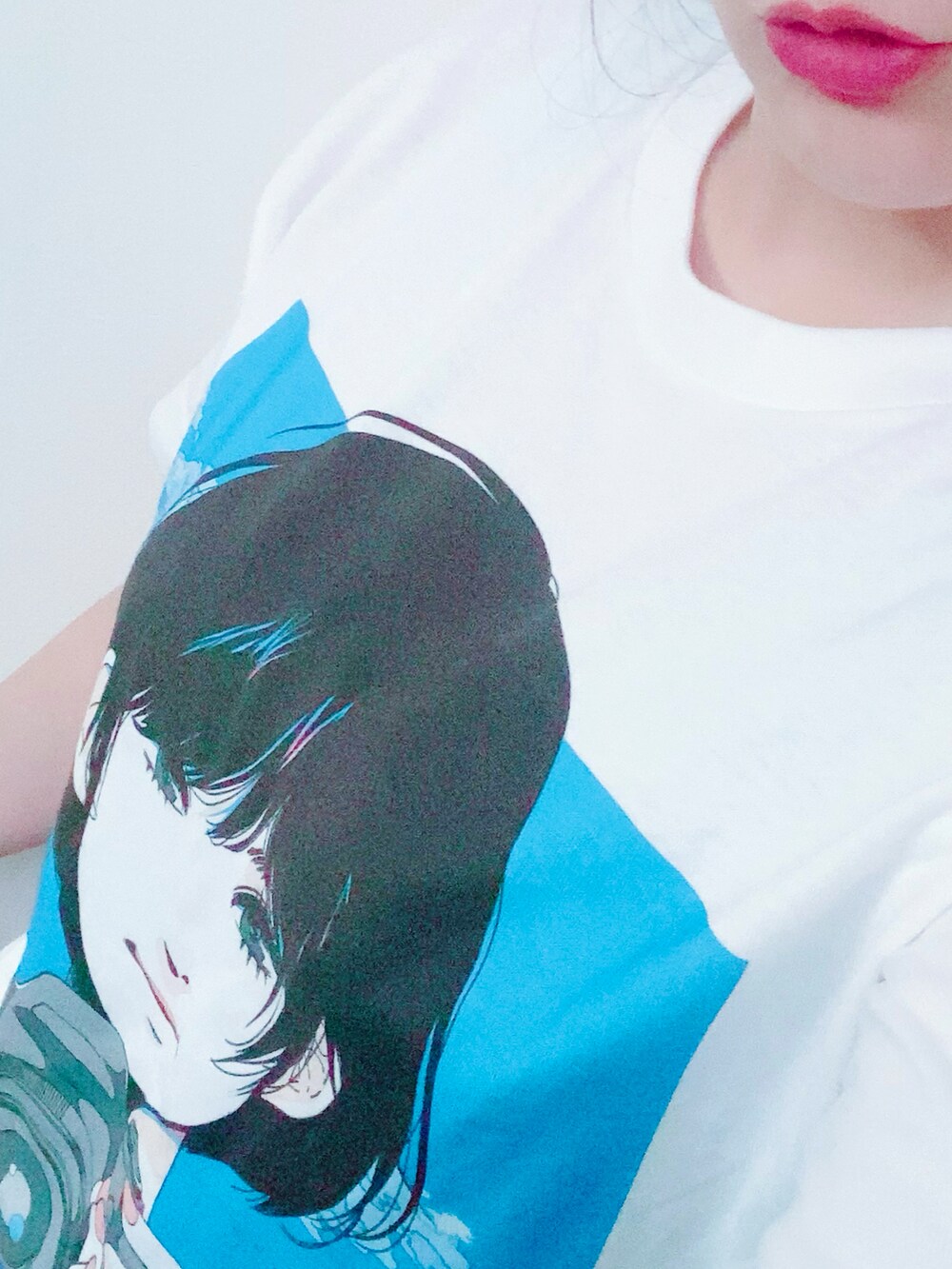 ブルー系のスカート、ホワイト系のスニーカーを着用したレディースの夏コーディネートの2枚目の写真